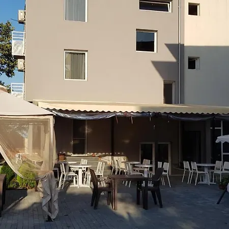 לינה וארוחת בוקר Mida Family אובזור